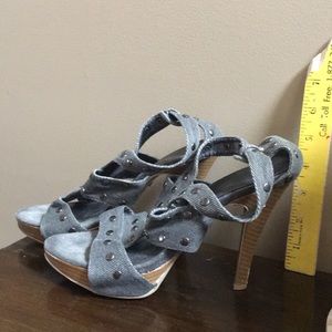Bebe 2B sz 7 Gray denim studs platform 4” heels